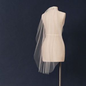 COPY - BHLDN Rochefort Fingertip Veil Ivory NWOT 40”Long Gold Comb